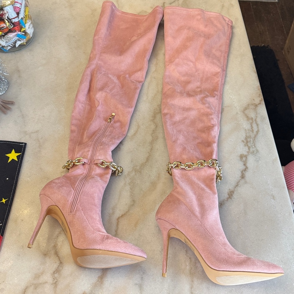 Fashion nova faux suede boots 9 - Picture 2 of 13